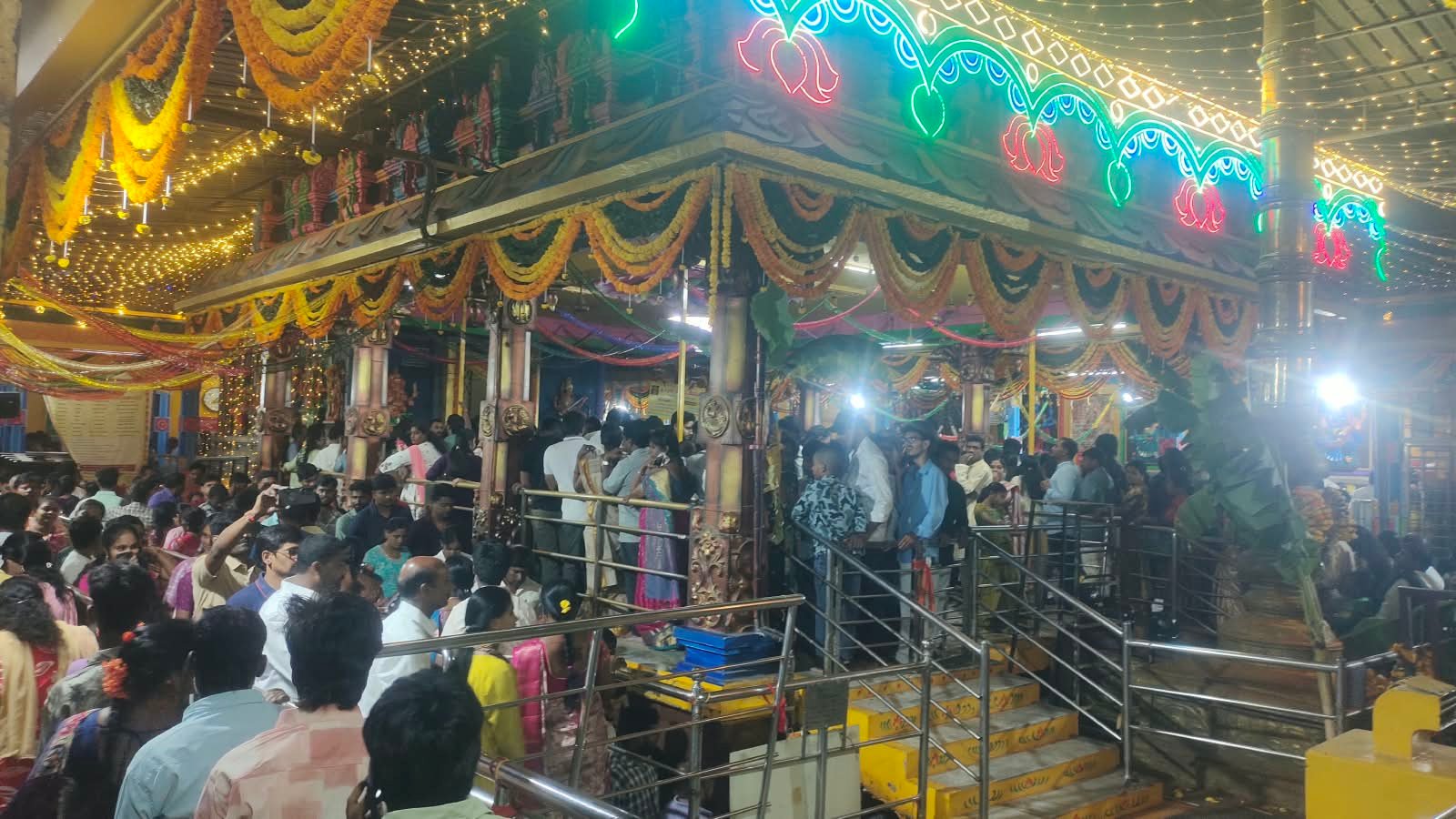 పూల అలంకరణలో మెరిసిన బల్కంపేట ఎల్లమ్మ తల్లి