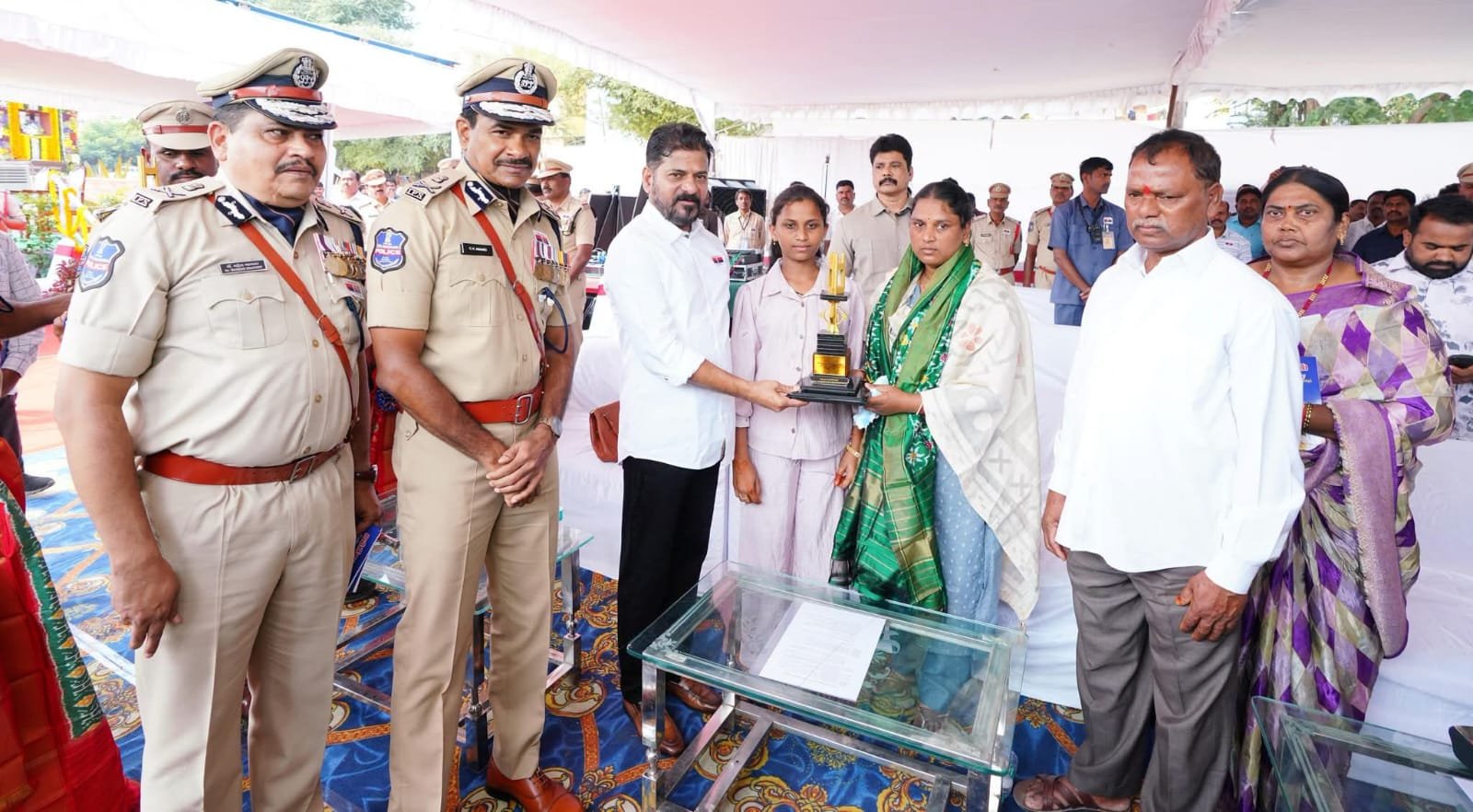 విడతలవారీగా నియామకాలు చేపడుతూ 2028 నాటికి పోలీసు శాఖలో అన్ని ఖాళీలను భర్తీ చేస్తామని ముఖ్యమంత్రి శ్రీ ఎ. రేవంత్ రెడ్డి గారు ప్రకటించారు. పోలీసు శాఖలో సిబ్బంది కొరత అన్నది లేకుండా సంపూర్ణంగా నియామకాలు చేపడుతామని స్పష్టం చేశారు.