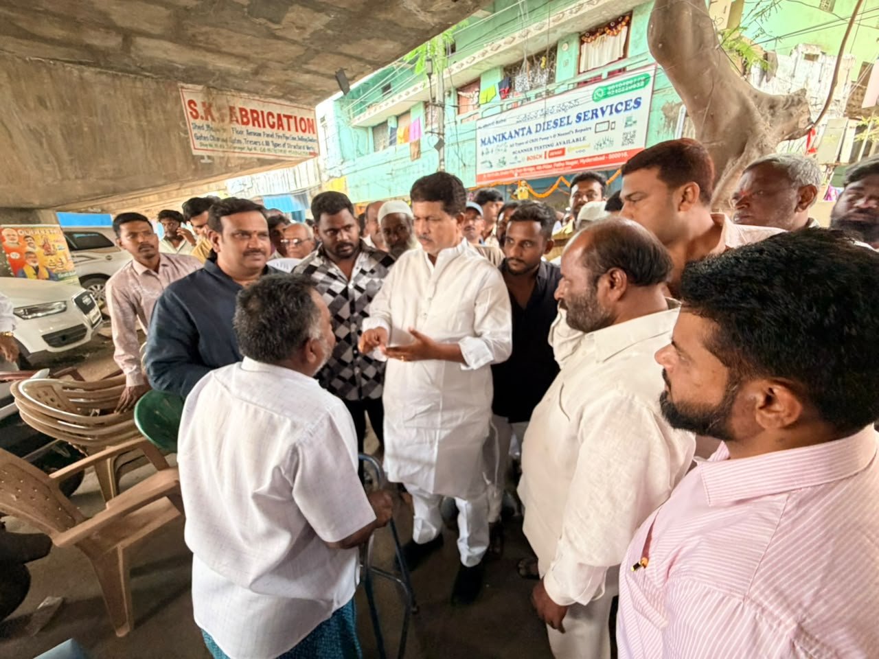 🔴 బ్రేకింగ్ న్యూస్  చిరు వ్యాపారుల సమస్యపై ఎమ్మెల్యే మాధవరం కృష్ణారావు స్పందన! ఫ్లైఓవర్ కింద వ్యాపారులకు ఇబ్బందులు కలగకుండా చూడాలని కమిషనర్‌కు విజ్ఞప్తి