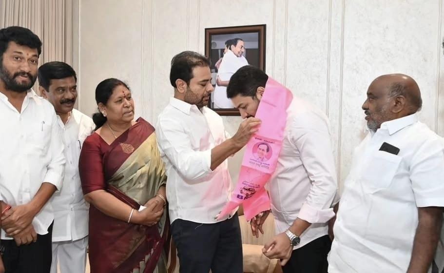 *బిగ్ బ్రేకింగ్ న్యూస్ | ఆదాబ్ టుడే*  కాంగ్రెస్‌కు గుడ్‌బై.. బీఆర్ఎస్‌లో చేరిన భర్గవ్ దేశ్ పాండే!