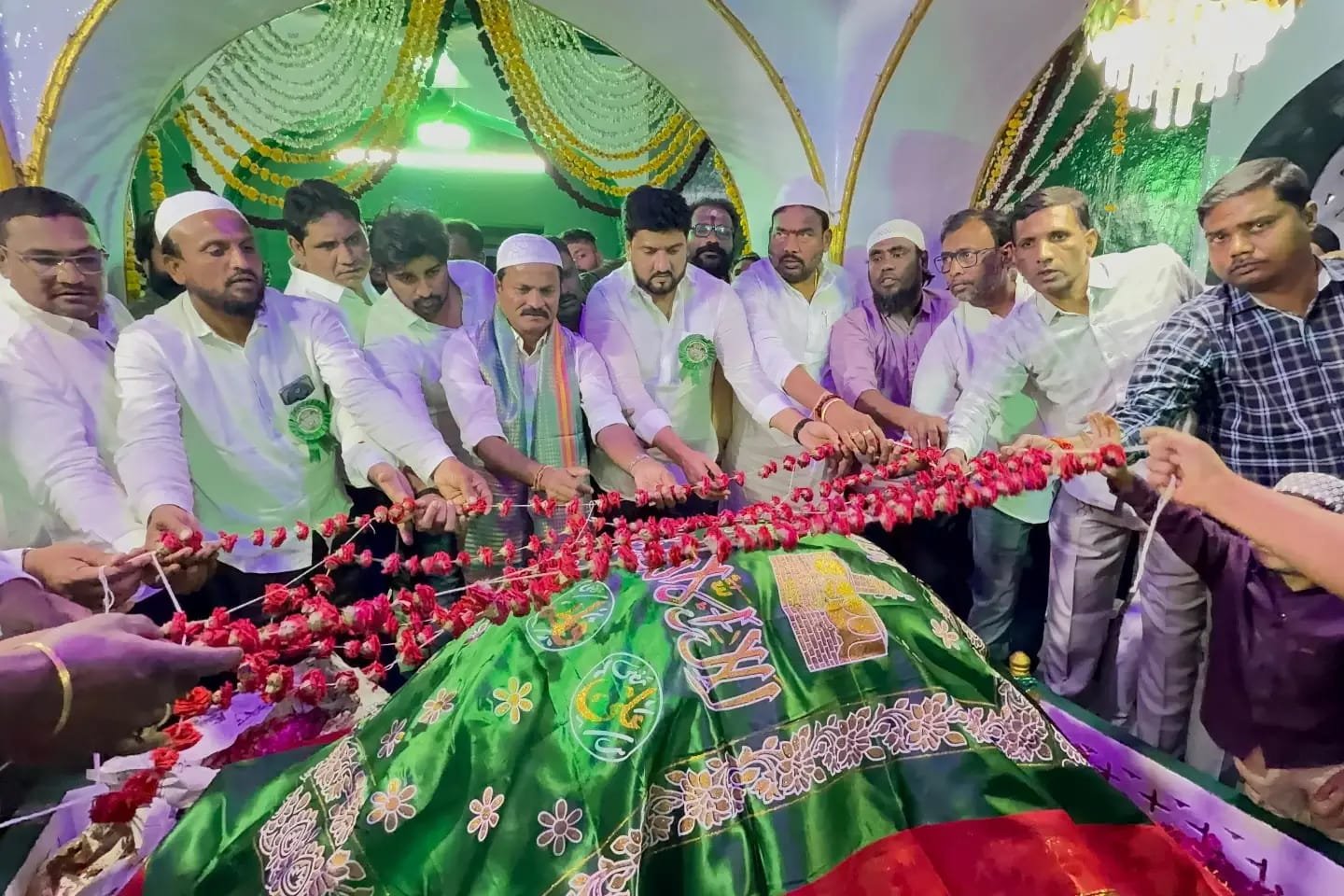 ### జమాలే బహార్ దర్గా ఉర్సు ఉత్సవాల్లో ఎమ్మెల్యే కుంభం అనిల్ కుమార్ రెడ్డి  **ఎమ్మెల్యేతో కలిసి పాల్గొన్న కాంగ్రెస్ సీనియర్ నాయకుడు ఇలియాస్**