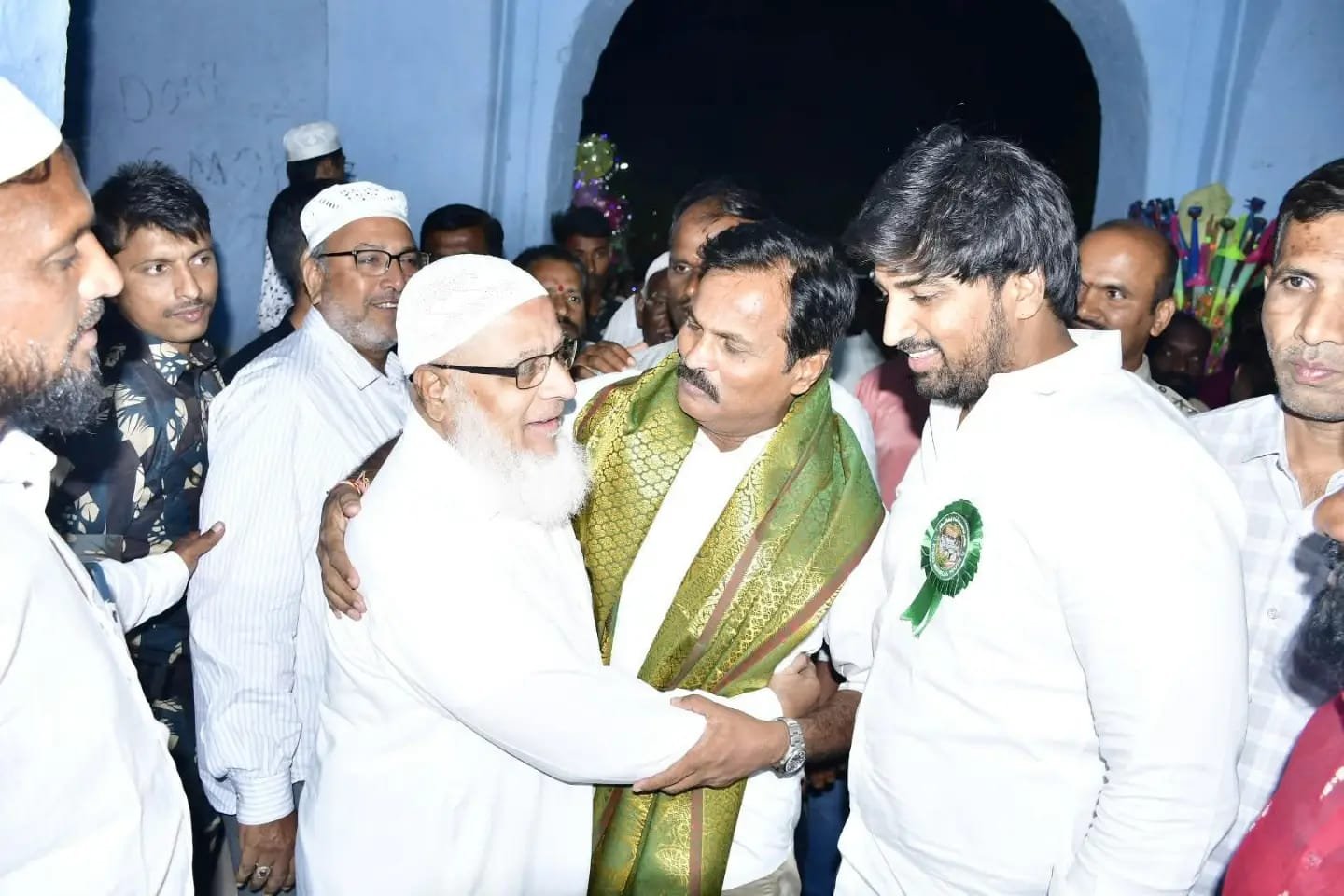 ### జమాలే బహార్ దర్గా ఉర్సు ఉత్సవాల్లో ఎమ్మెల్యే కుంభం అనిల్ కుమార్ రెడ్డి  **ఎమ్మెల్యేతో కలిసి పాల్గొన్న కాంగ్రెస్ సీనియర్ నాయకుడు ఇలియాస్** - Additional Image
