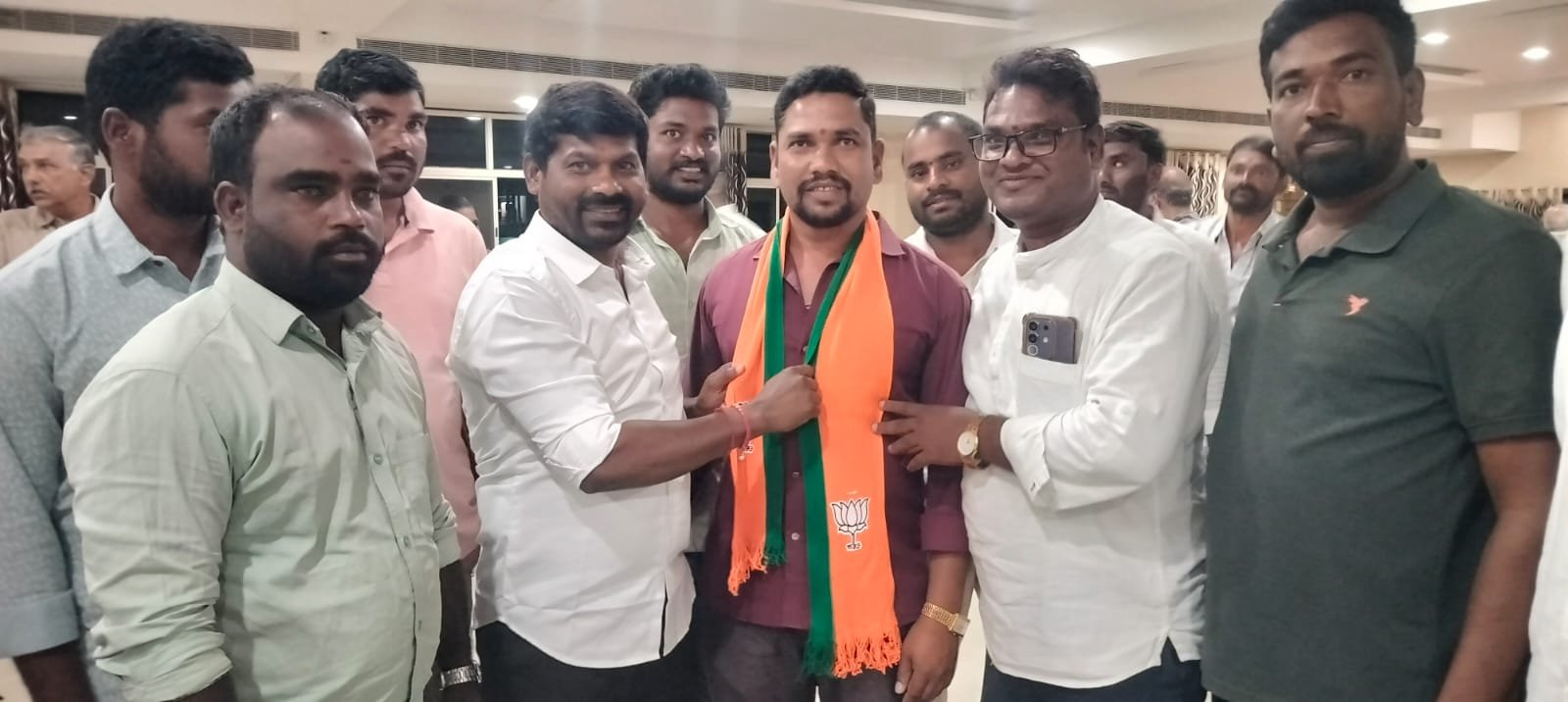 కాంగ్రెస్‌కు షాక్.. బీజేపీలో చేరిన యువ నాయకుడు శంకర్ నాయక్